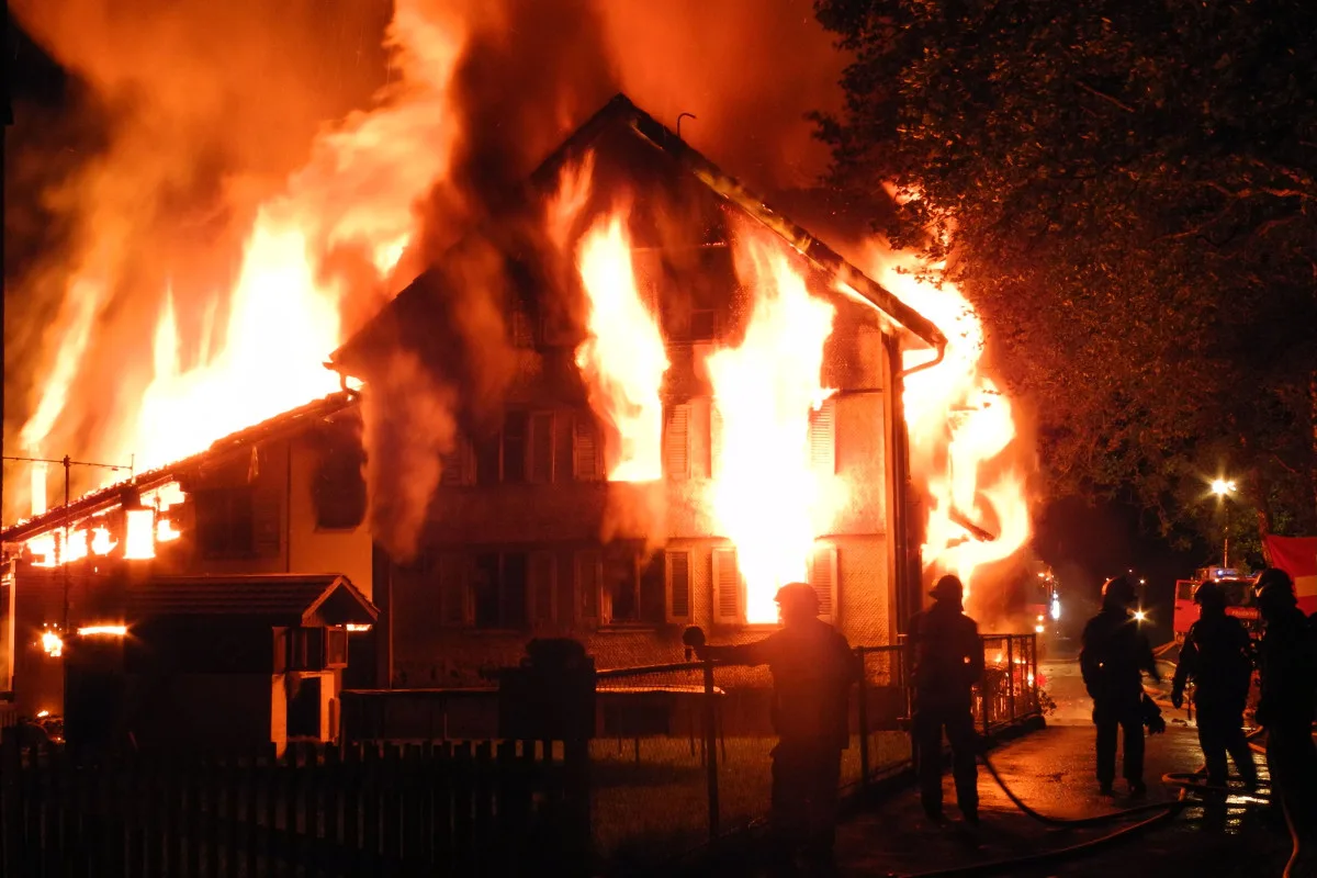 Siebnen SZ - Gasthaus Kapelle in Flammen gehüllt