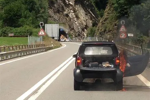 Mesocco GR - Fahrzeugbrand auf der A13