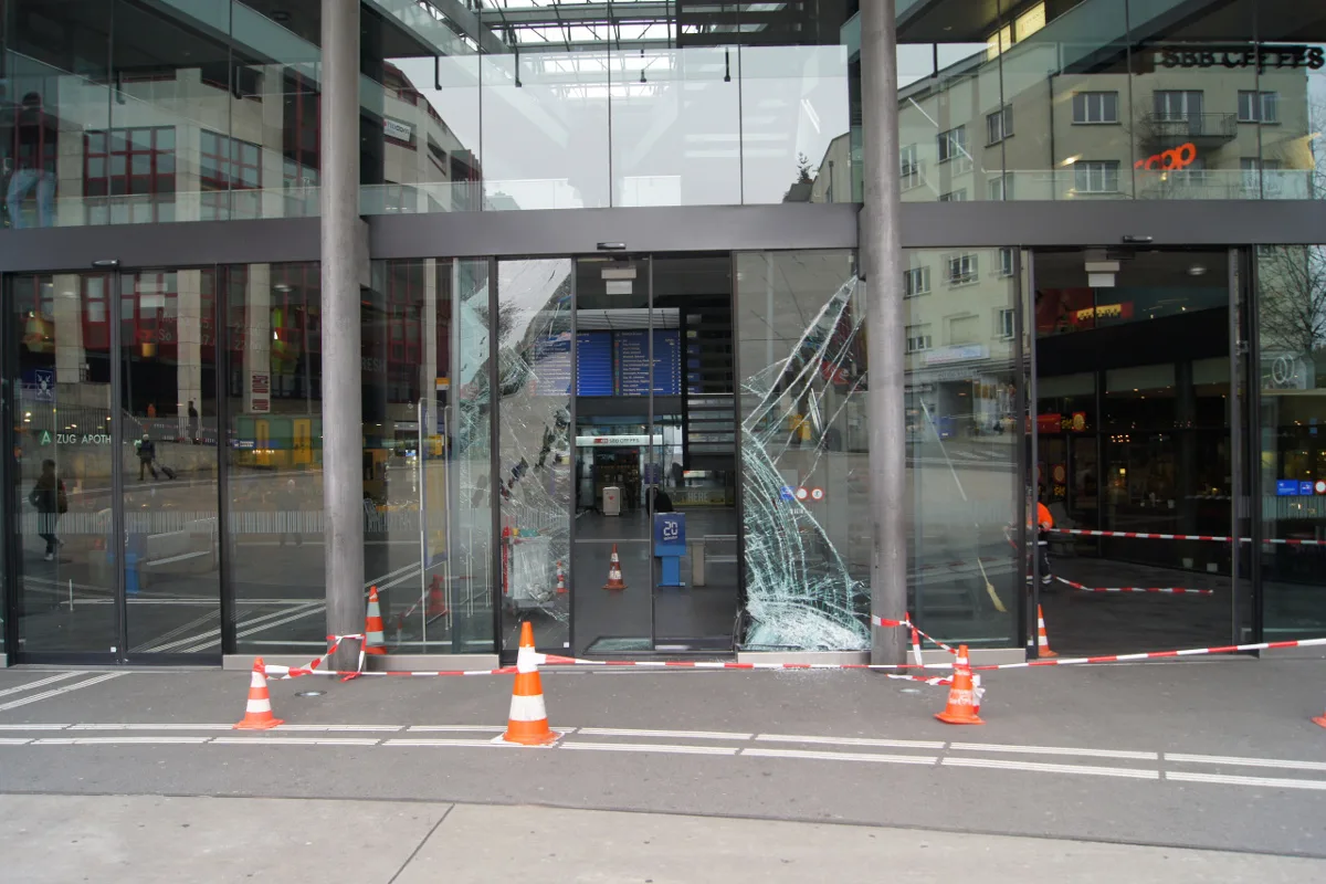 Eingangshalle des Bahnhof Zug wird von Lieferwagen getroffen