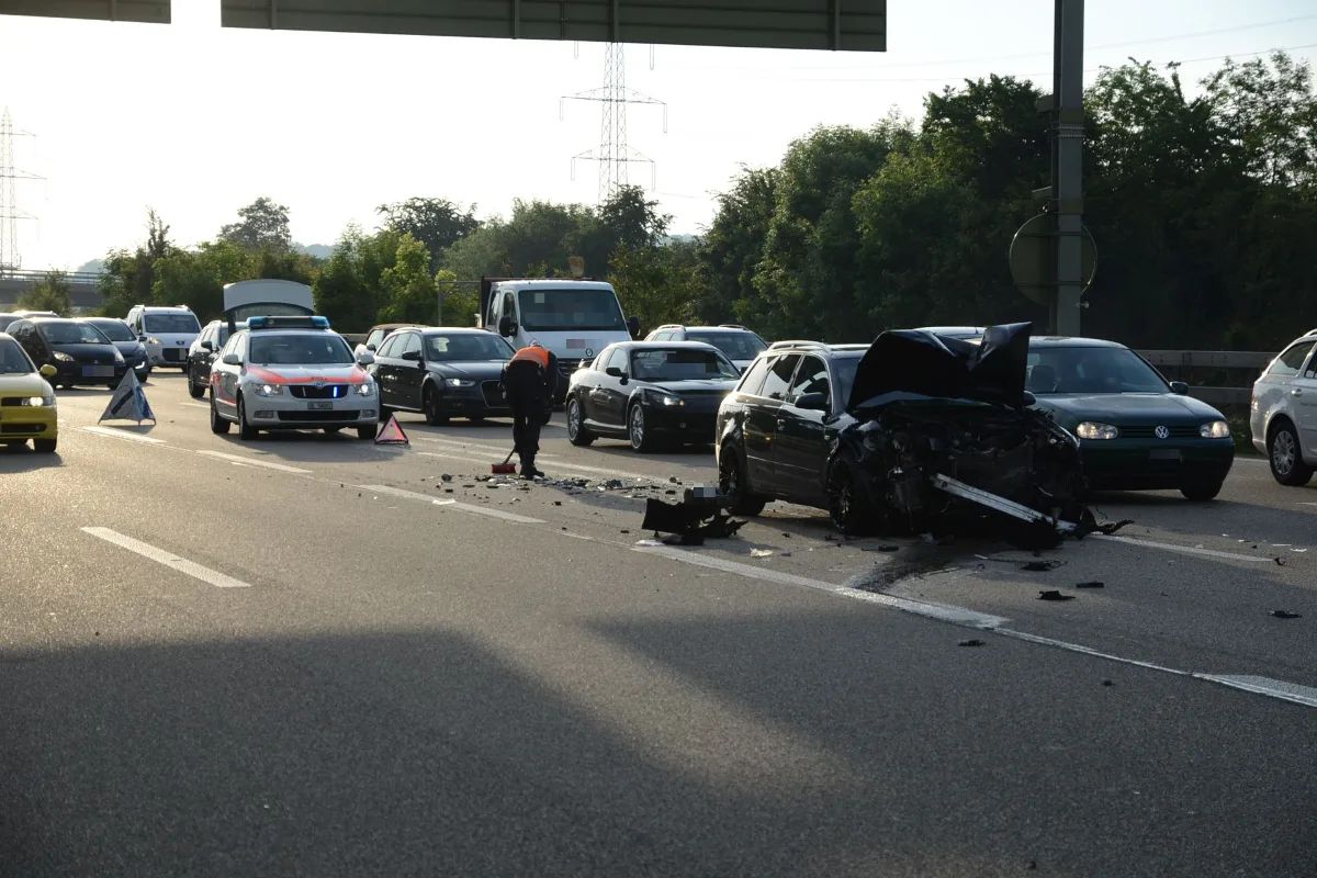 Crash auf der A2 bei Augst - Unbekanntes Fahrzeug gesucht