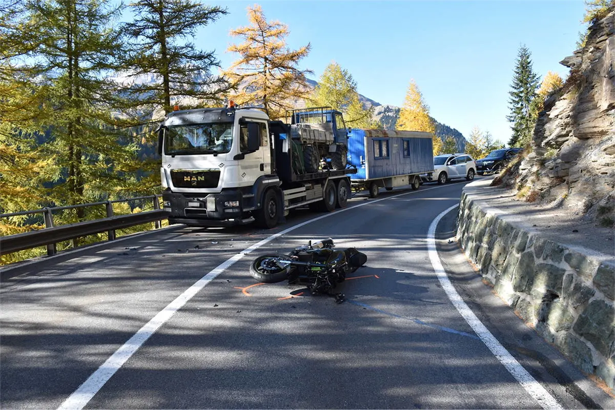 Marmorera GR - Motorradfahrer kollidiert mit Lastwagen