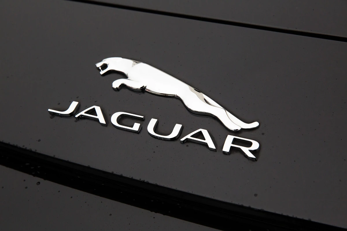 Fahrerflucht nach Kollision bei Aesch - Polizei sucht dunkelblauen Jaguar