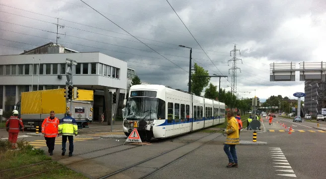 Lastwagen kollidiert in Dübendorf mit Glattalbahn