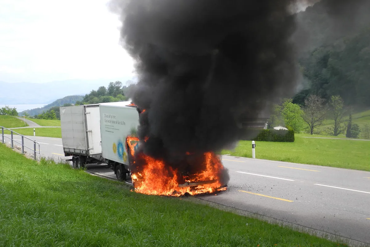 Strassensperrung wegen Fahrzeugbrand in Feusisberg