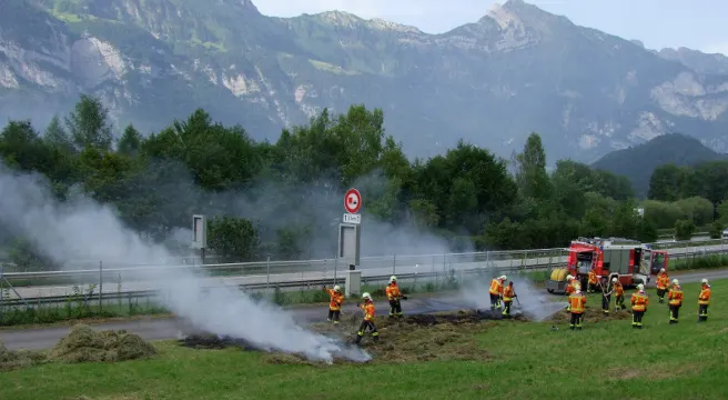 Mols: Heu auf Traktor in Brand geraten