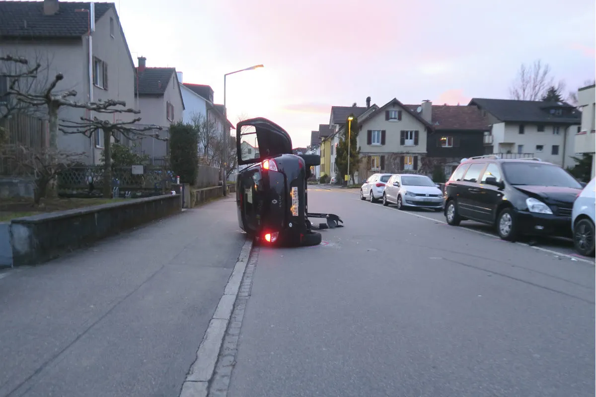 Winterthur ZH - Fahrzeug landet auf der Seite