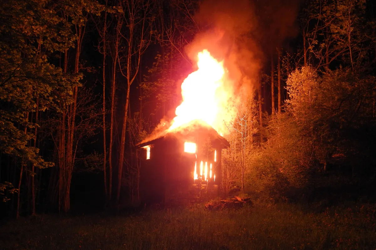 Brand einer Waldhütte in Gross