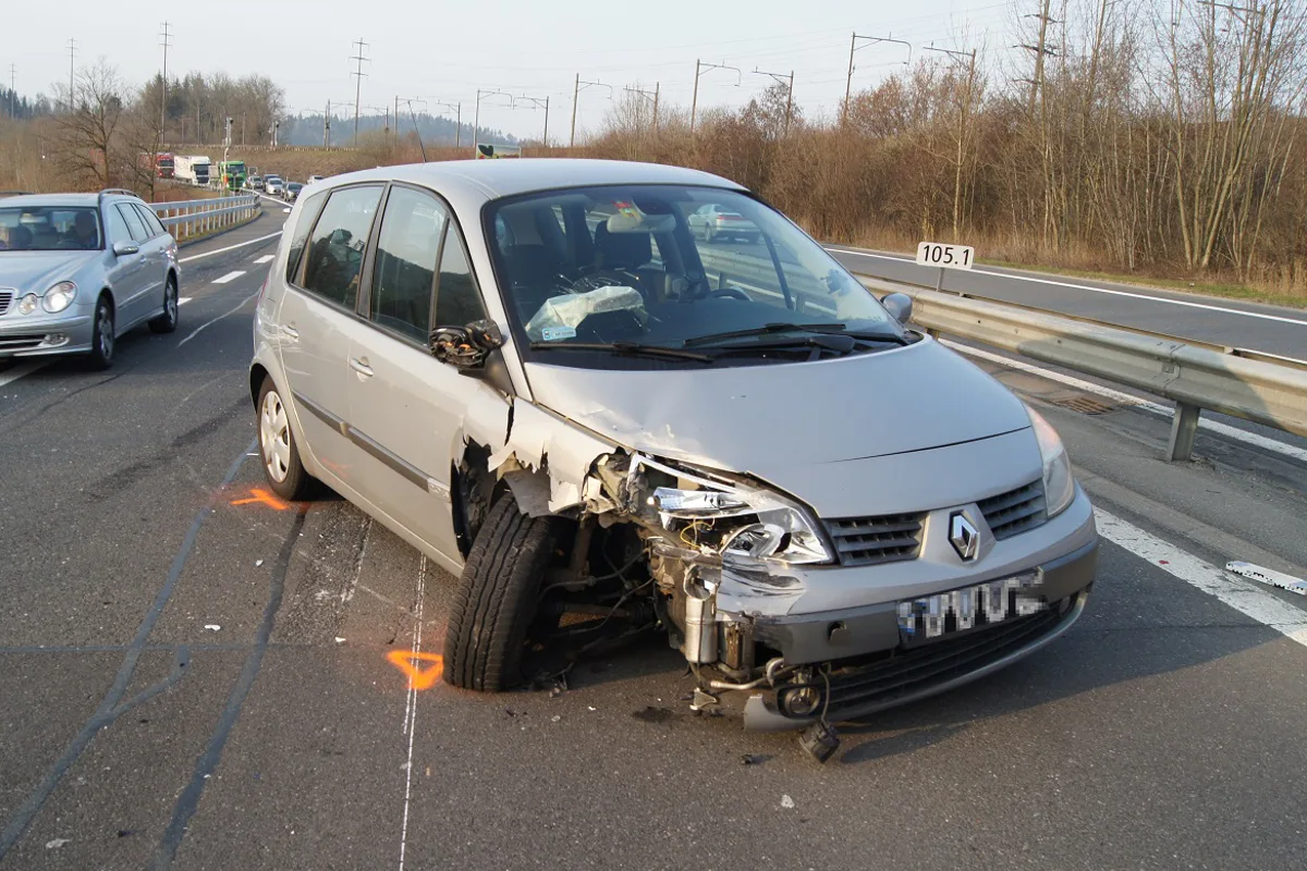 Küssnacht: Rasende Frau passt nicht auf und verursacht Auffahrcrash
