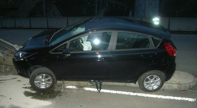Auto kollidiert in Göschenen mit Rohrzaun