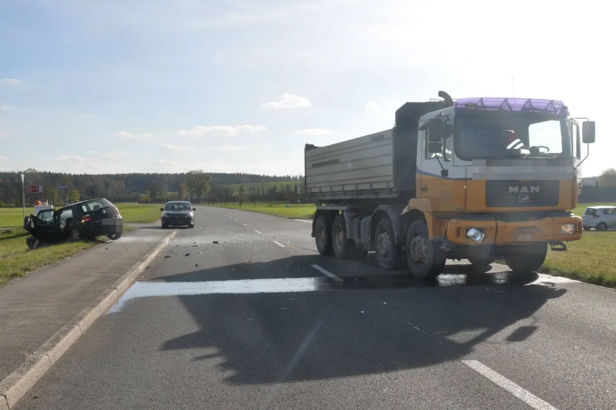 Neuendorf SO - Lastwagen stösst mit Auto zusammen