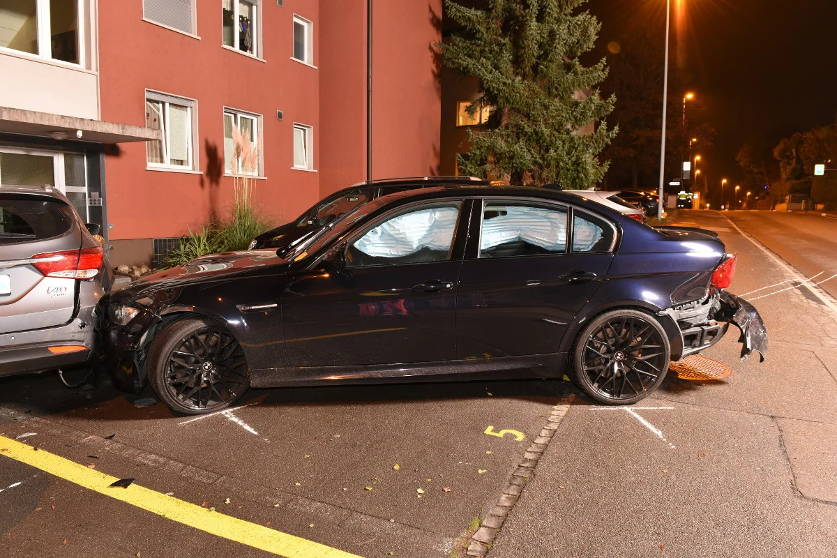 Dübendorf ZH - Neulenker crasht in parkierte Fahrzeuge