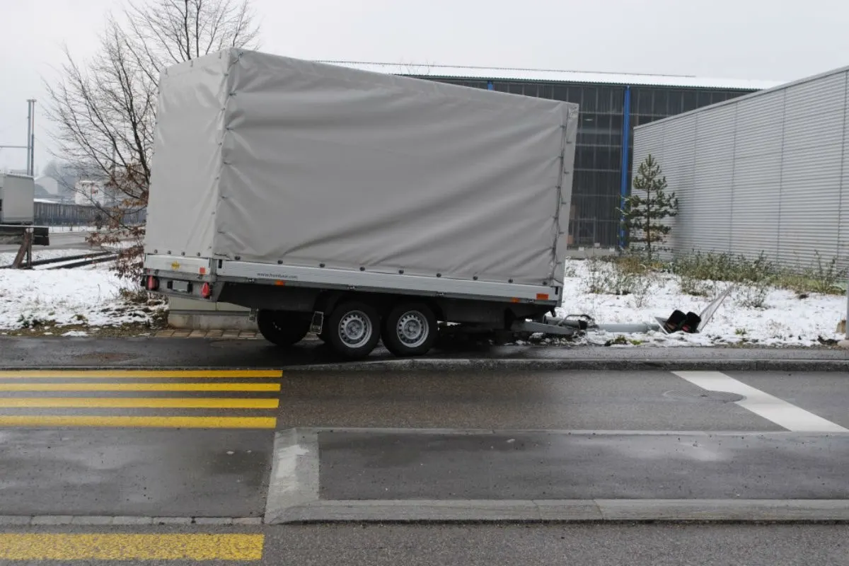 Anhänger löst sich von Lieferwagen in Schaffhausen