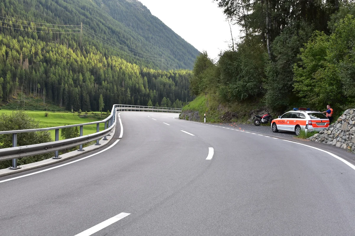 Lavin GR - Böschung stoppt Motorradfahrer