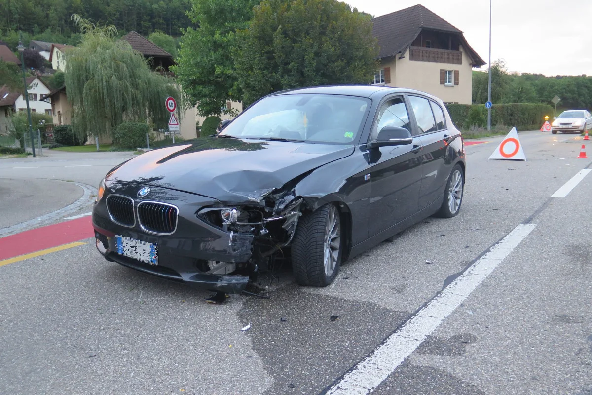 Tenniken BL - BMW bei Selbstunfall geschrottet