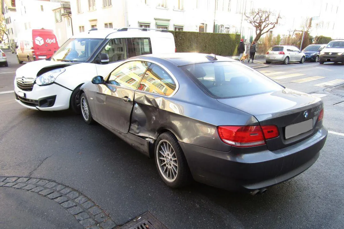 Glarus GL - BMW kollidiert mit Lieferwagen