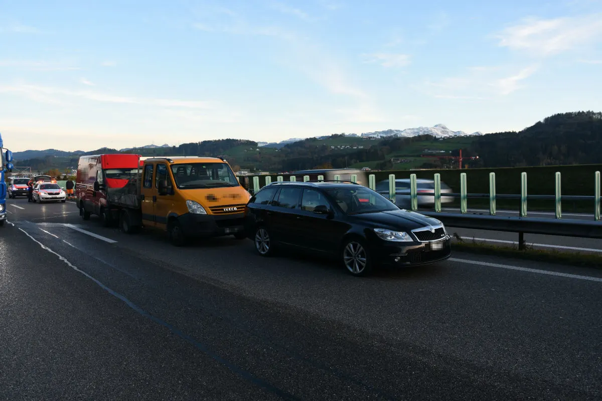 Gossau SG - Auffahrkollision zwischen zwei Lieferwagen und einem Auto
