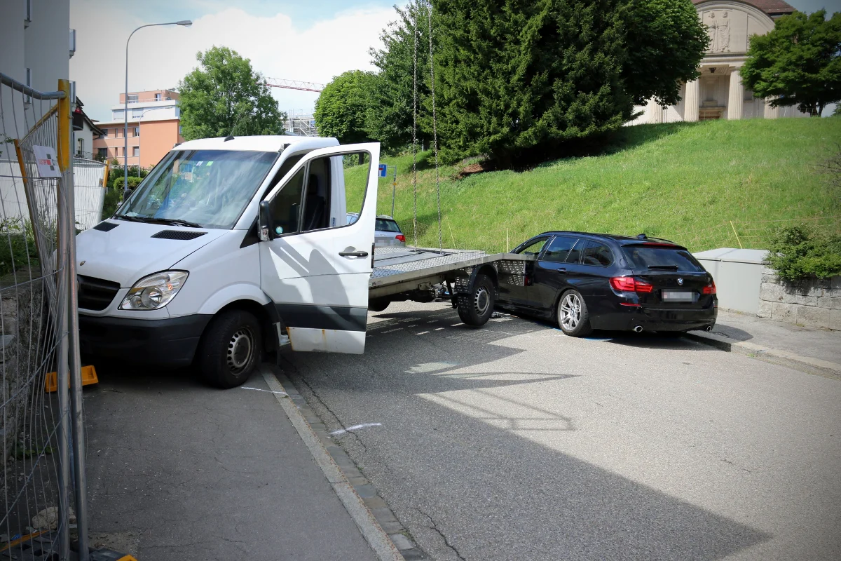 St. Gallen SG - Ungesichertes Abschleppfahrzeug rollt in Auto