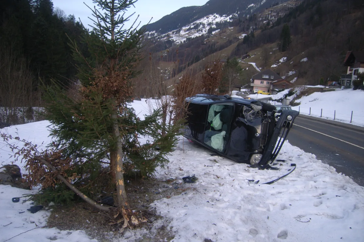 Spiringen UR - Autofahrer (19) baut Selbstunfall