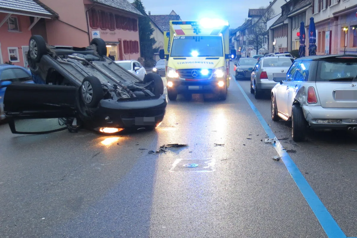 Auto in Frick überschlagen