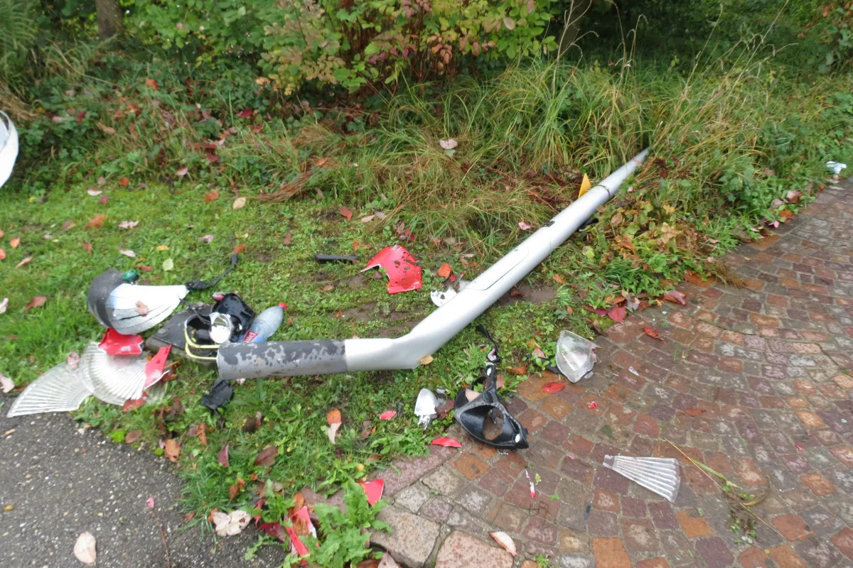 Oftringen AG - Lernfahrer crasht mit Roller in Strassenlampe 