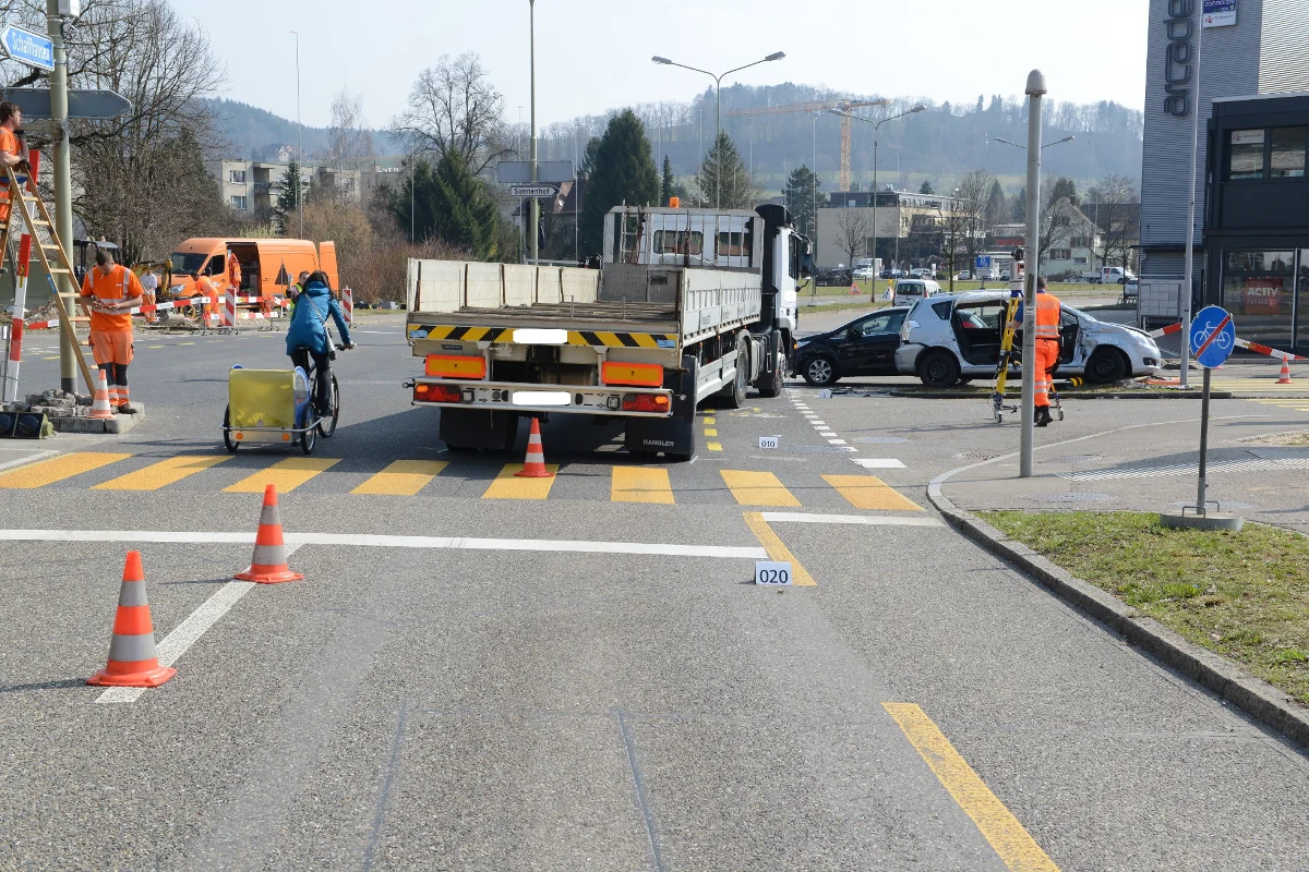 Zwei Verletzte bei Verkehrsunfall in Bülach