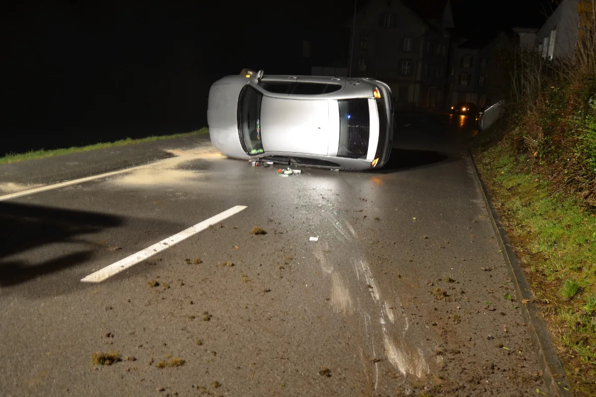 Walzenhausen AR - Junge Frau (20) schrottet Auto bei Alleinunfall