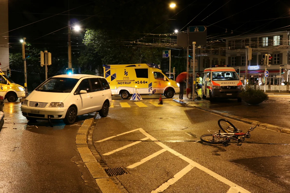 Auto kollidiert in St. Gallen mit Fahrrad