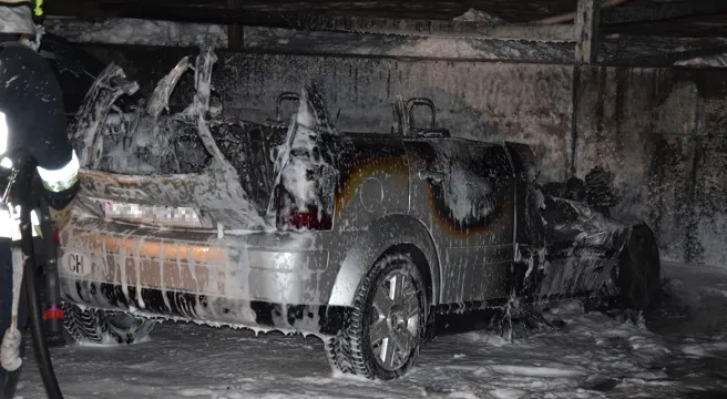 Domat/Ems: Parkiertes Auto in Brand geraten 