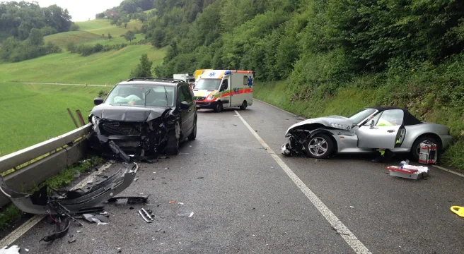 Schlimmer Frontalcrash in Läufelfingen fordert mehrere Verletzte