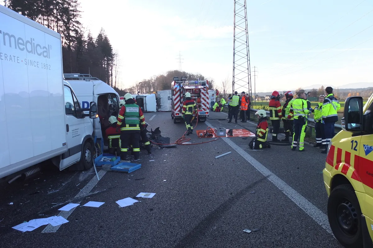 Drei Leichtverletzte und Mega-Stau nach Crash auf der A1 bei Suhr