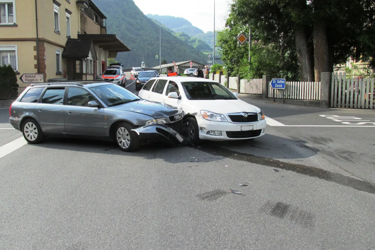 Vortrittberechtigtes Auto übersehen - Crash in Mollis