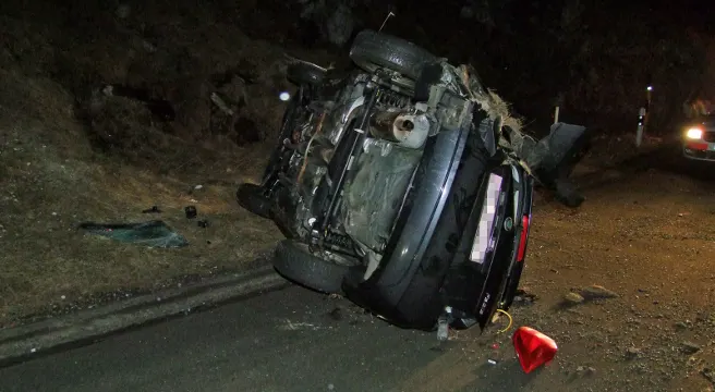 Auto überschlägt sich oberhalb von La Punt