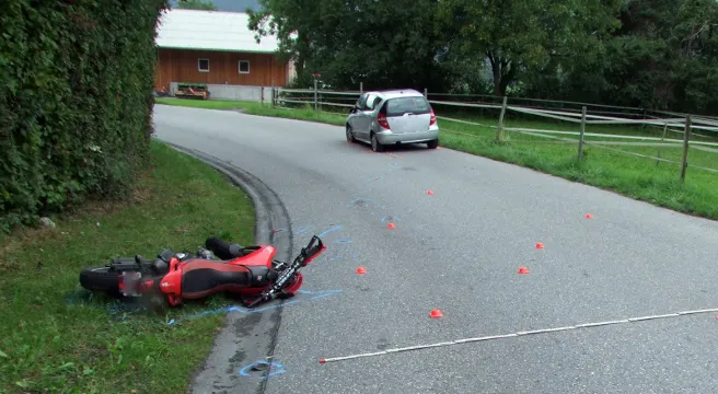 Töfffahrer verletzt sich bei Crash mit Auto in Jenins