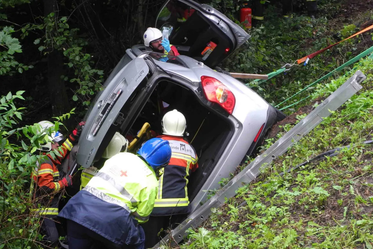 Goldau: 73-Jähriger verliert Beherrschung über sein Auto