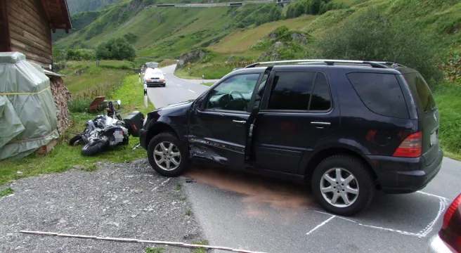 Rueras: Crash Töff - Auto fordert zwei Verletzte