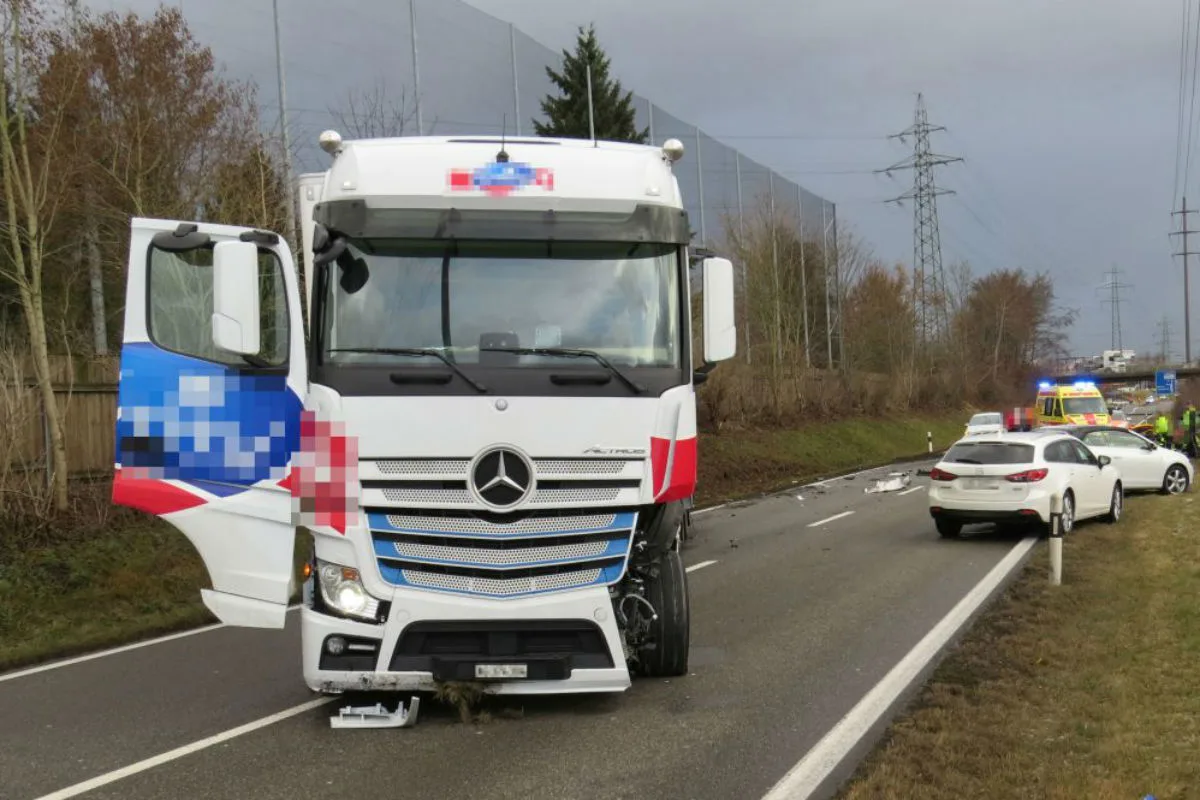 Oberentfelden AG:  Frontal mit Lastwagen kollidiert