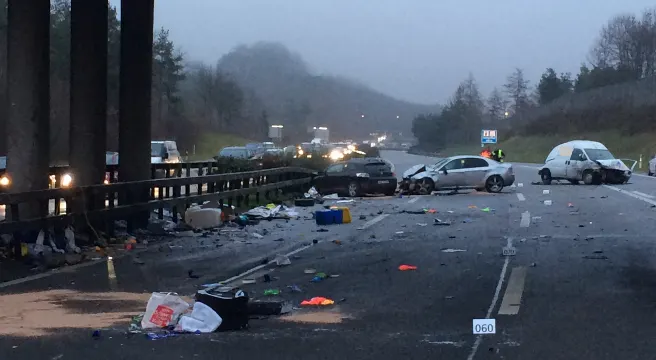 Trümmerfeld auf der A1 bei Lindau - vier Verletzte