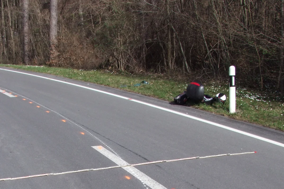 Motorradfahrer verletzt sich bei Alleinunfall in Maienfeld