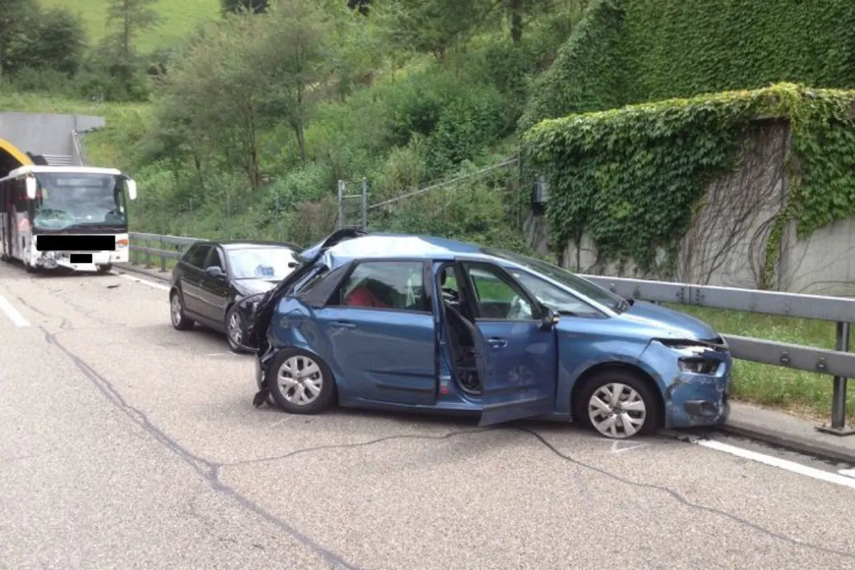 Unfall beim Arisdorftunnel sorgt für grossen Stau