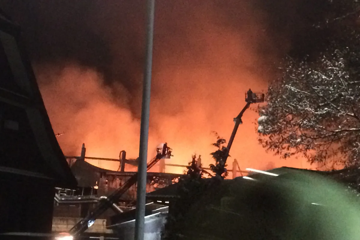 Haltikon SZ - Grossbrand: Löscharbeiten dauern an