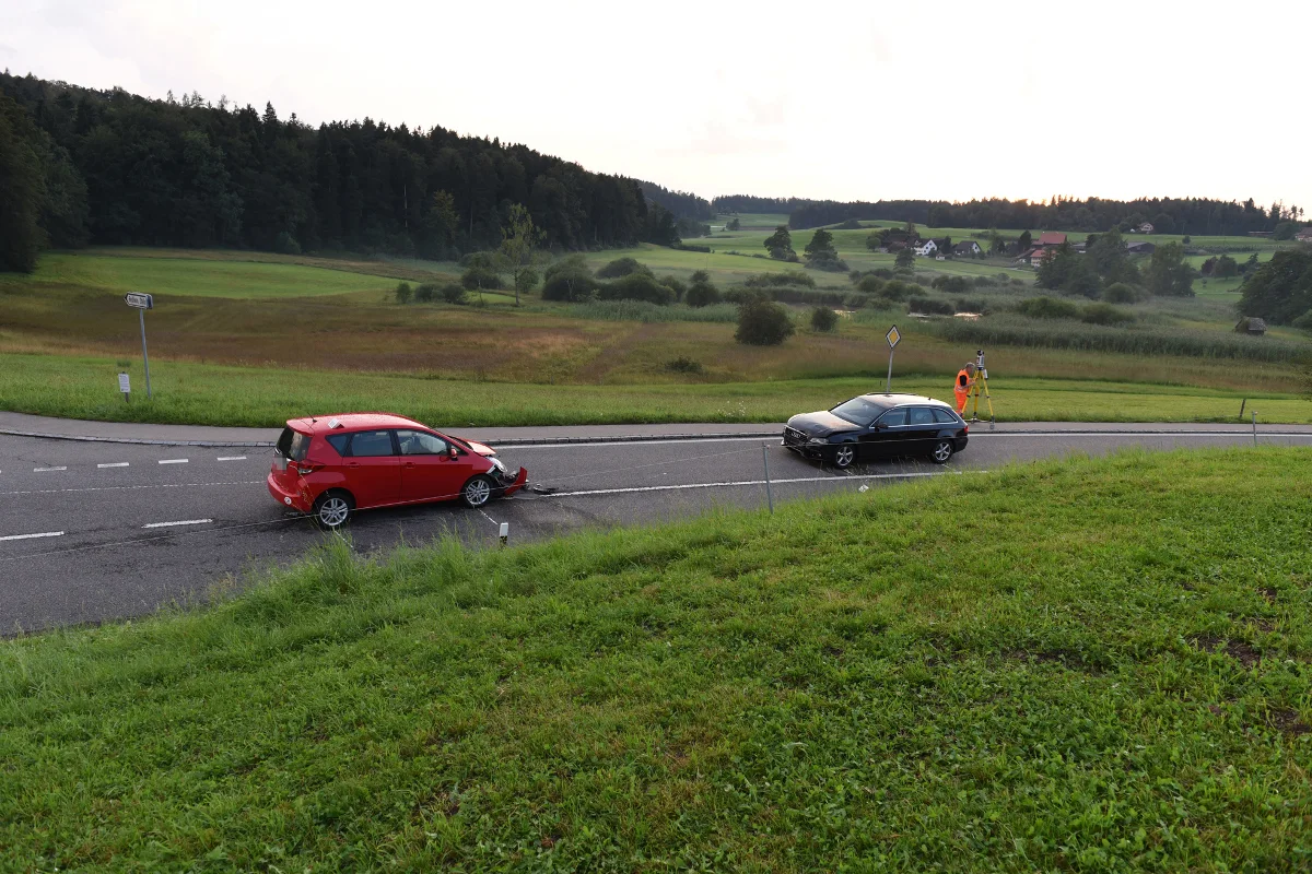 Zwei Verletzte bei Verkehrsunfall zwischen vier Fahrzeugen in Hombrechtikon ZH