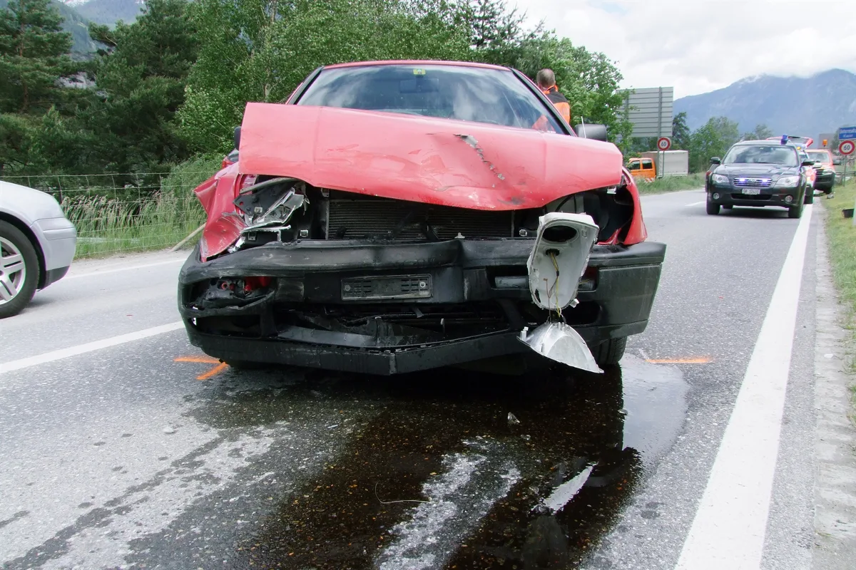 Realta: Crash mit drei Fahrzeugen fordert zwei Verletzte