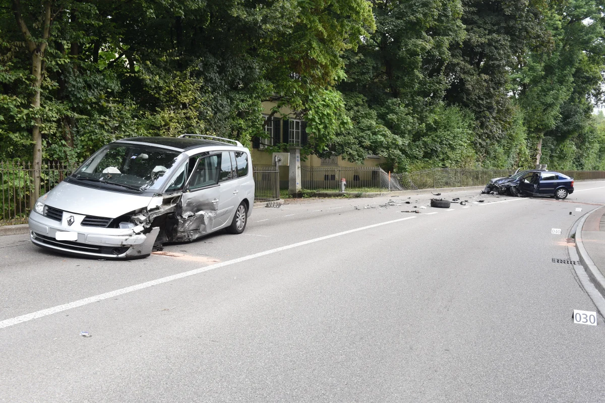 Frontalkollision in Aathal ZH fordert drei Verletzte