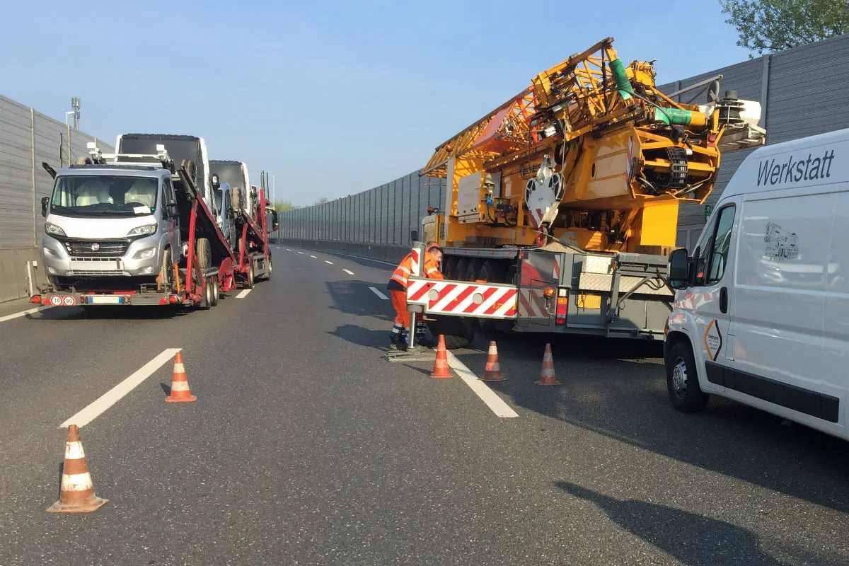 Emmen LU - Pneukran mit Reifenpanne verursacht Stau auf der A2