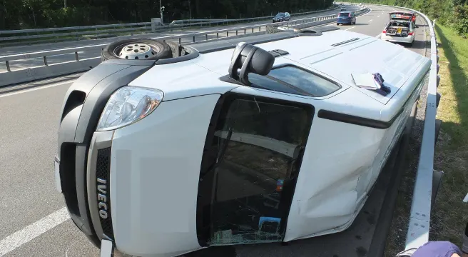 Lieferwagen in Trübbach überschlagen