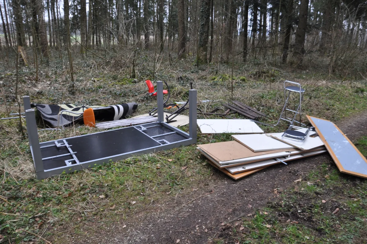 Mobiliar im Wald bei Recherswil entsorgt
