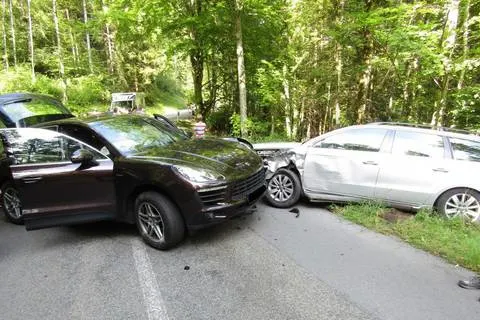 Glarus GL - Fünf Leichtverletzte nach Crash