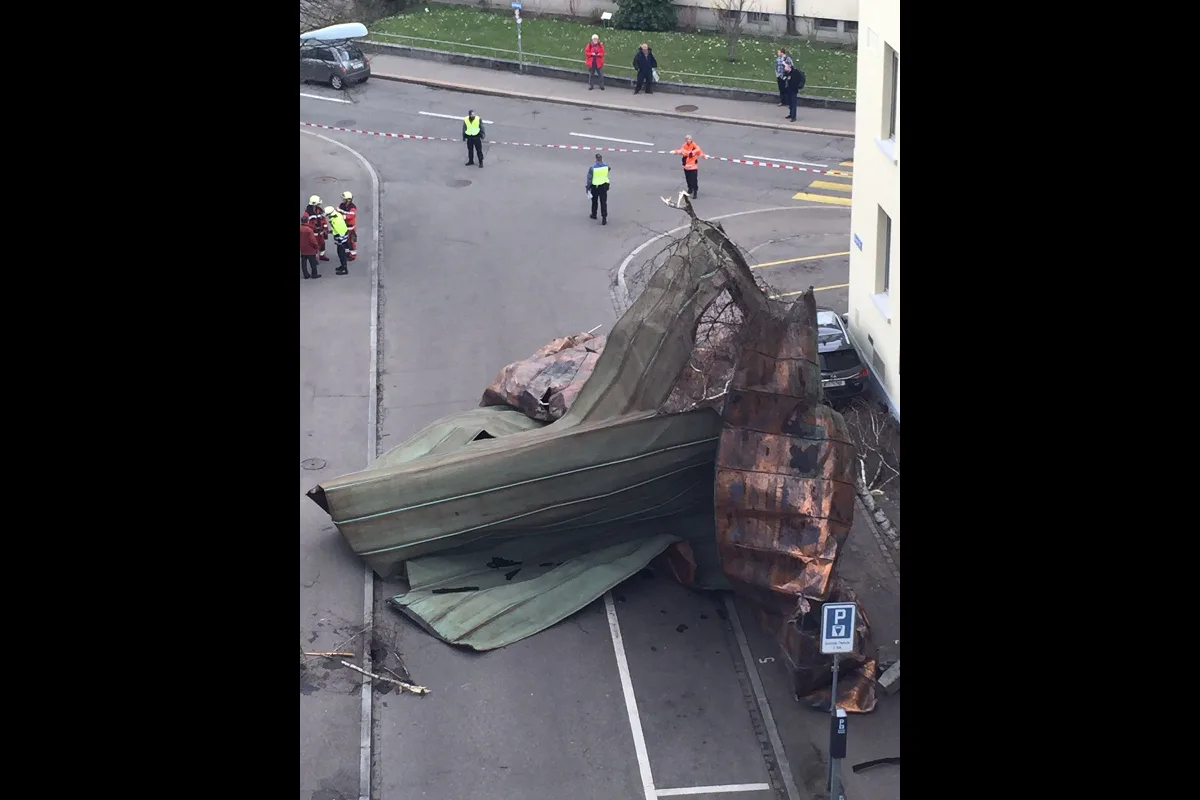 Zürich: Sturm reisst Kirchendach auf Strasse 