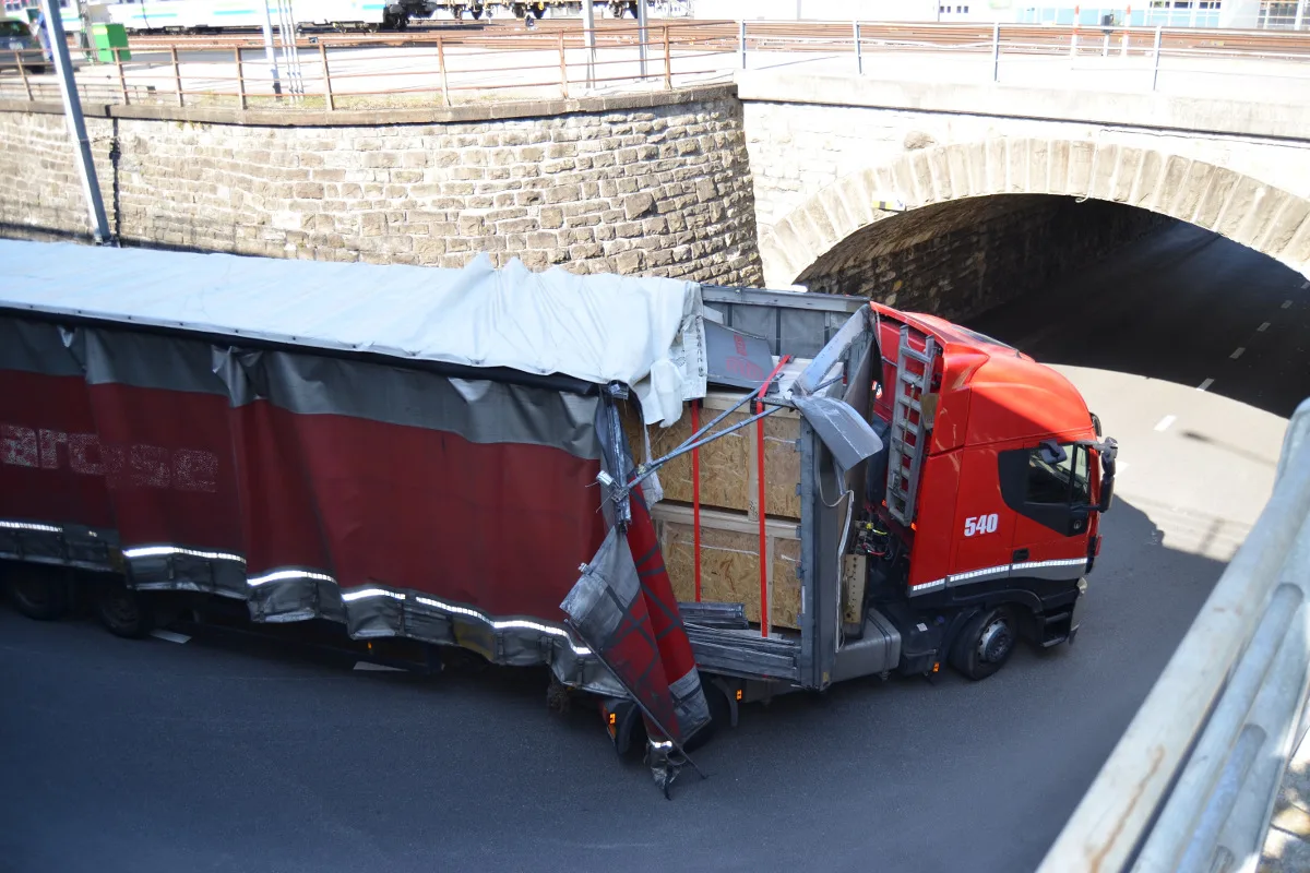 Herisau AR - Sattelschlepper prallt gegen Bahnunterführungsdecke
