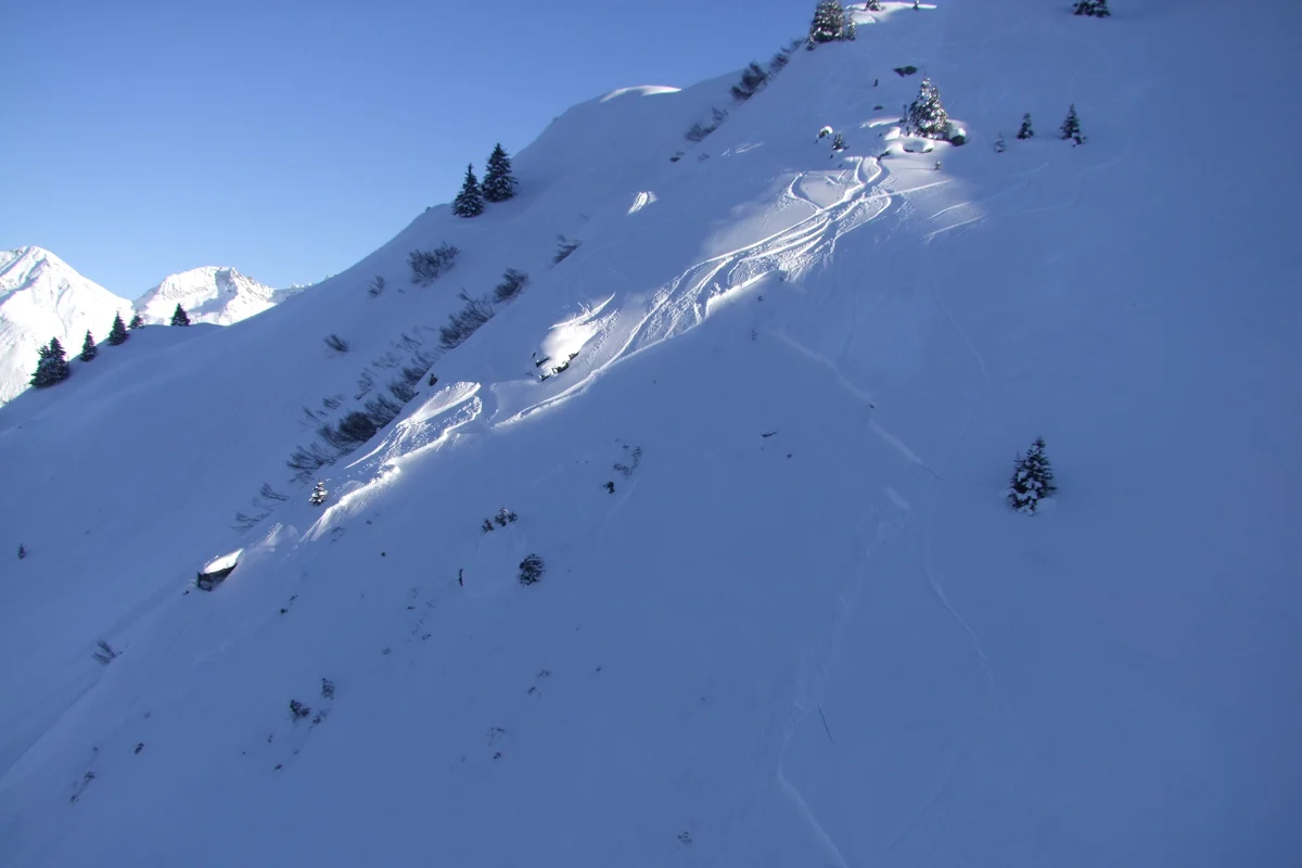 Snowboarder überlebt Lawinenniedergang oberhalb von Disentis